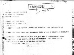 A real, declassified Brazilian Air Force "CONFIDENCIAL" telex message page from the night of 19 May 1986, recording a contact over Sao Jose dos Campos. The visible text reports a "luz vermelha forte" (strong red light) coinciding with radar information, with a command issued to approach the object before it disappeared after some minutes of observation. This is an authentic primary military document from the case file, not a recreation or illustration.