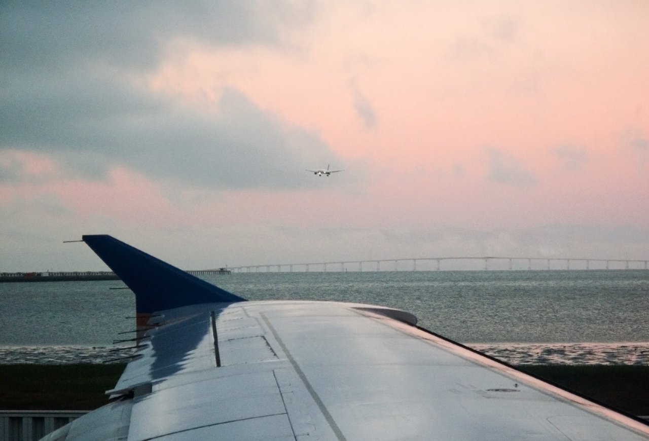 No image of the 2004 sighting exists. This is an airliner on approach to San Francisco International Airport at sunset, the setting the pilot described north of Stockton.