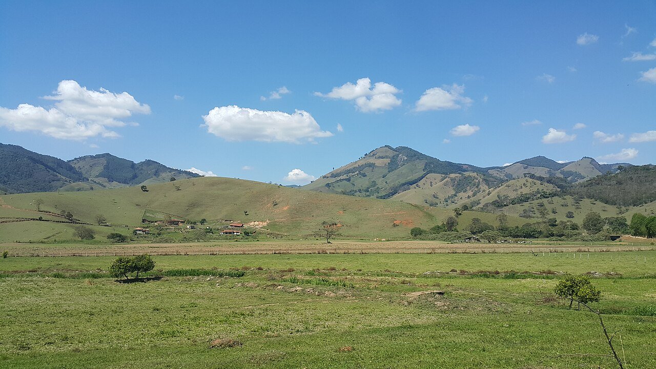 Rural countryside in Minas Gerais, Brazil, the kind of terrain near Bebedouro where soldier Jose Antonio da Silva said he was seized while fishing. No photograph of the craft or beings exists, only da Silva own drawings.
