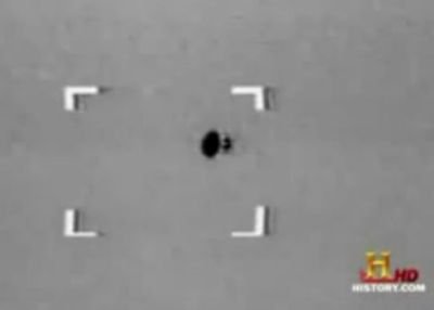 A real still frame extracted from the 1 March 1991 forward-looking infrared (FLIR) footage shot from a Volusia County Sheriff's Office helicopter near Daytona Beach, Florida. The thermal image shows the barbell or dumbbell shape described by the crew: two brighter (hotter) lobes separated by a cooler central band. This is an authentic frame of the police thermal video, not a recreation, model, or artist's render.