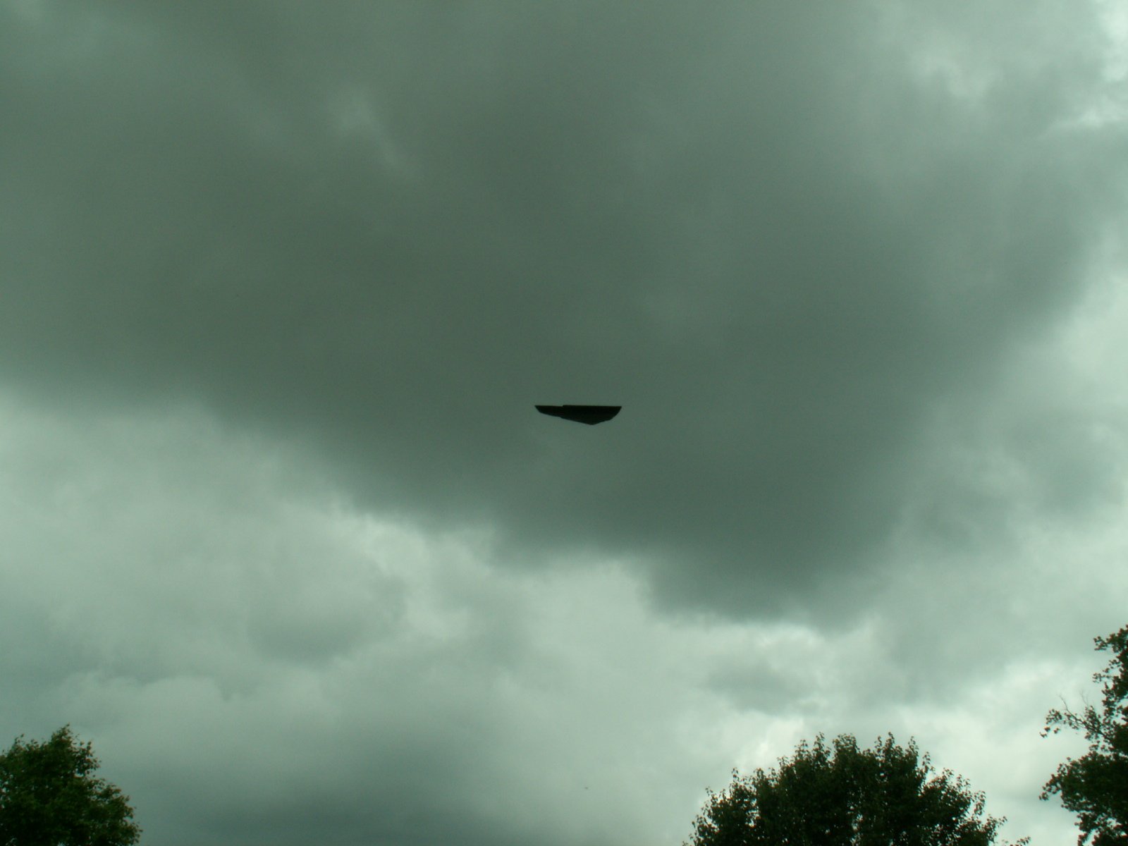 Photo 2 of 3 from the original set (Stormclouds014): the flat black "manta" silhouette against the thunderheads. Witness C. Salvo, Minolta Z5, via UFO Casebook (archived).
