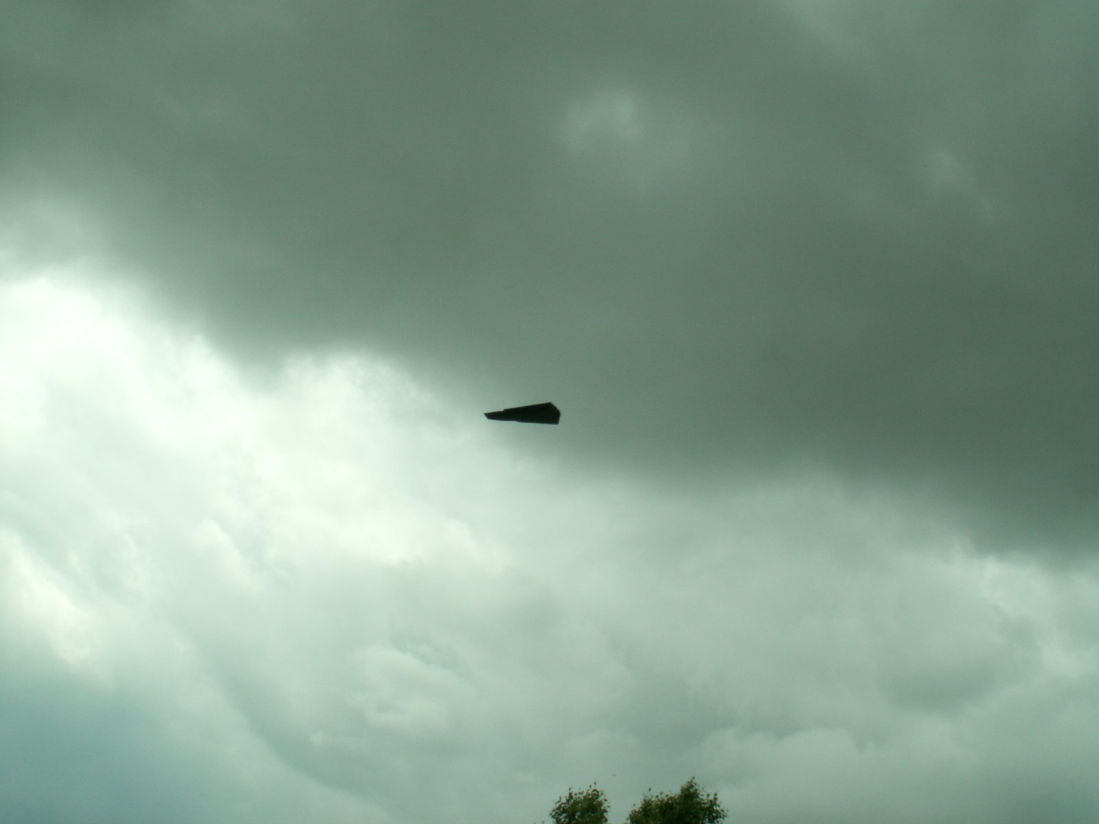 Photo 3 of 3 (Stormclouds015): the object in profile showing a pointed delta shape as it headed south (archived).