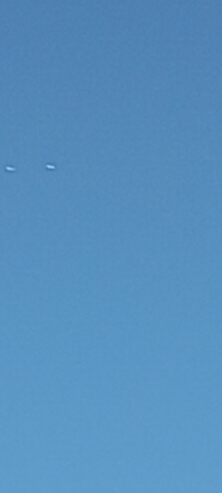 The full frame as served by Reddit, 924 by 2048 pixels. The two objects sit at roughly one third of the way down the left side of the image. The sky is otherwise featureless, which is what allowed the residual noise floor to be measured at 0.90 grey levels.