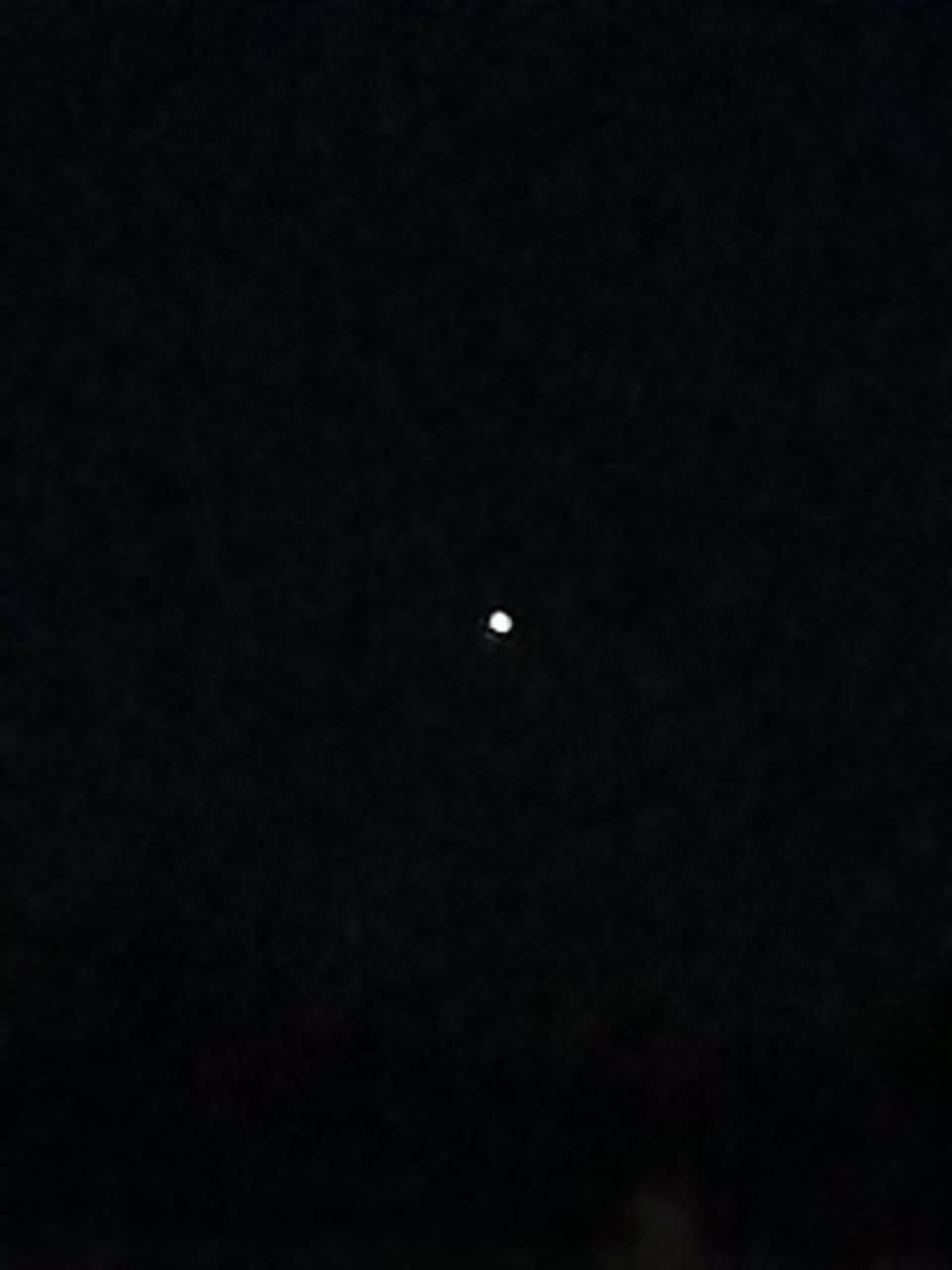 The only published image of the Las Garcitas sighting: a phone photograph circulated to SPNoticias showing a single defocused white point against a black frame, with no horizon, landscape or reference object. Nothing in the picture establishes where it was taken or what direction the camera faced, and no source states that it shows the same light the police patrol observed.