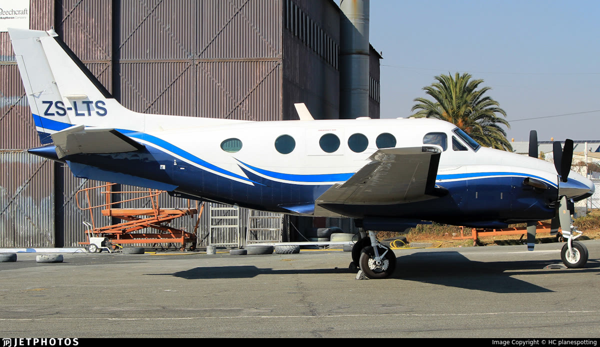 Illustrative: a Beechcraft King Air C90, the aircraft type flown as PR-OTE on the São Paulo to Maringá leg. No imagery of the reported lights over Londrina is public; the primary evidence is the recorded Approach Control audio.