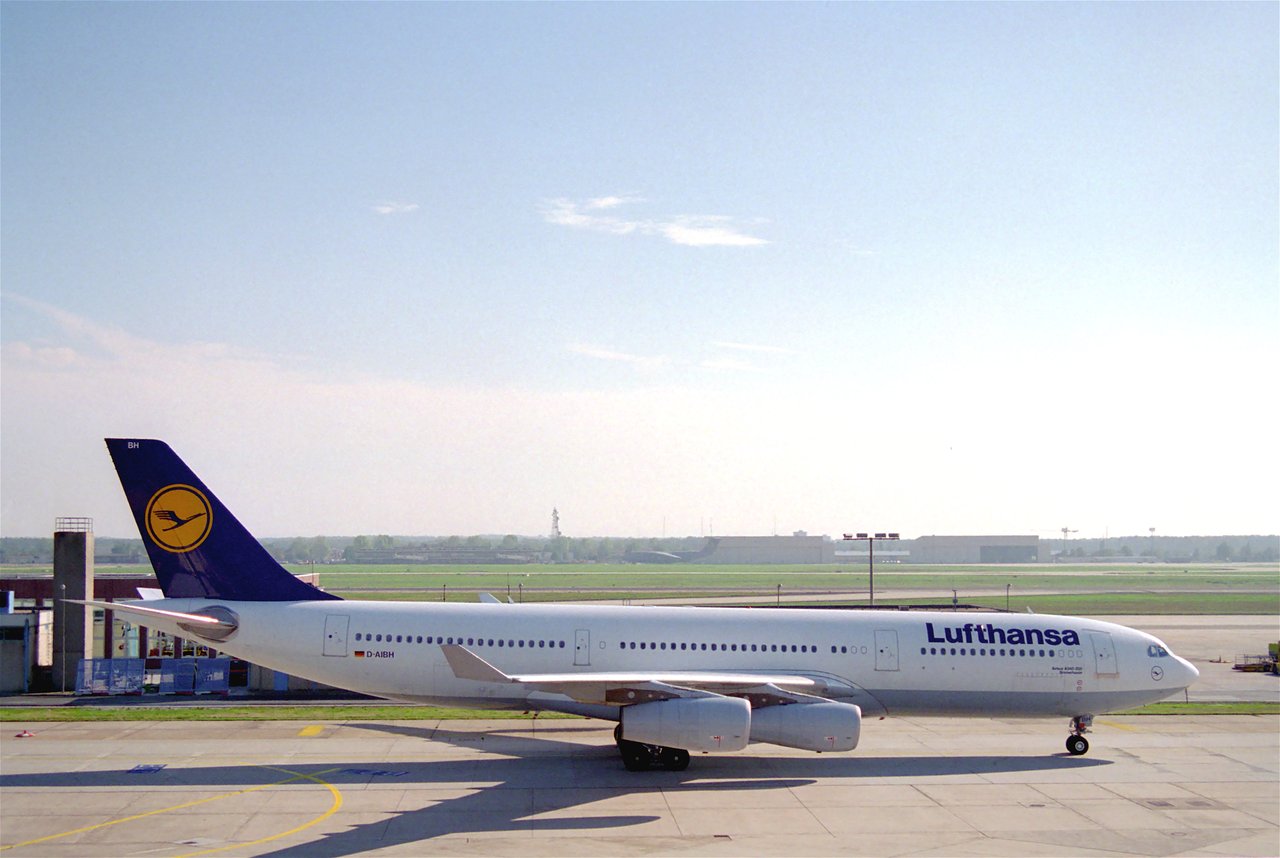 A Lufthansa Airbus A340 (registration D-AIBH) photographed at Frankfurt on 10 October 1995, the same airline and aircraft type as Lufthansa Flight 405, whose crew reported the object off Long Island five weeks later. This is an illustrative photograph of the airliner type involved, not an image of the reported object; no photograph of the object exists.