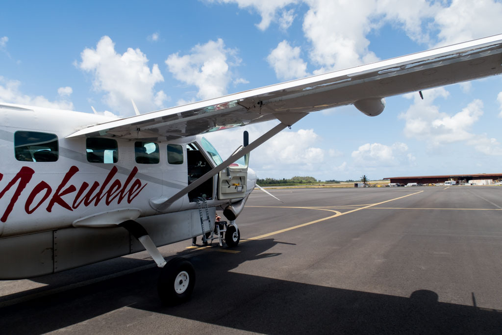 A Mokulele Airlines Cessna 208B Grand Caravan on the commuter apron at Kahului Airport, the aircraft type and the destination airport involved in this report. This is NOT an image of the object Tami Dixon described. No photograph or video of that object exists.