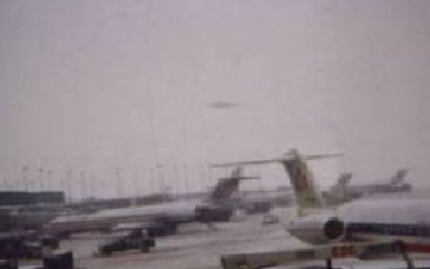 Representational depiction of the gray, disc-shaped object reported hovering over United Airlines gate C17 at O'Hare on 7 November 2006. This is a stand-in illustration of the type of craft witnesses described, not an authentic photograph. No authenticated photograph of the object was ever released. The canonical witness-derived image of the case is a sketch drawn by Chicago artist Carol Renaud from an aircraft mechanic's description and distributed by CNN, and the authoritative primary record is the FAA airport diagram and witness reconstruction in NARCAP Technical Report 10.