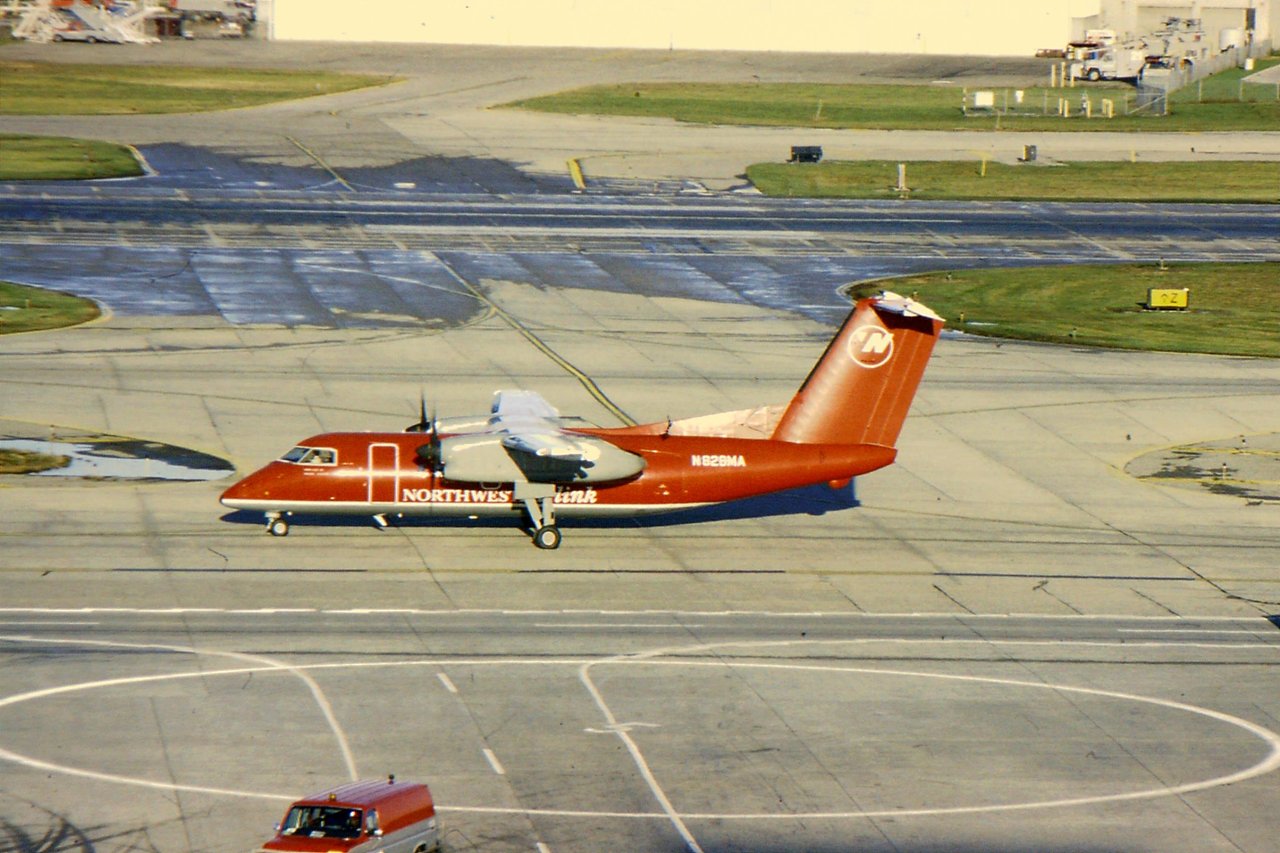 A real photograph of a Northwest Airlink De Havilland Canada Dash 8-100 (registration N828MA) taxiing at Detroit Metropolitan Airport, the same aircraft type and operator that flew as Mesaba 3179 the night of the encounter. This is the aircraft type involved, not an image of the reported object; no photograph of the object has ever surfaced.