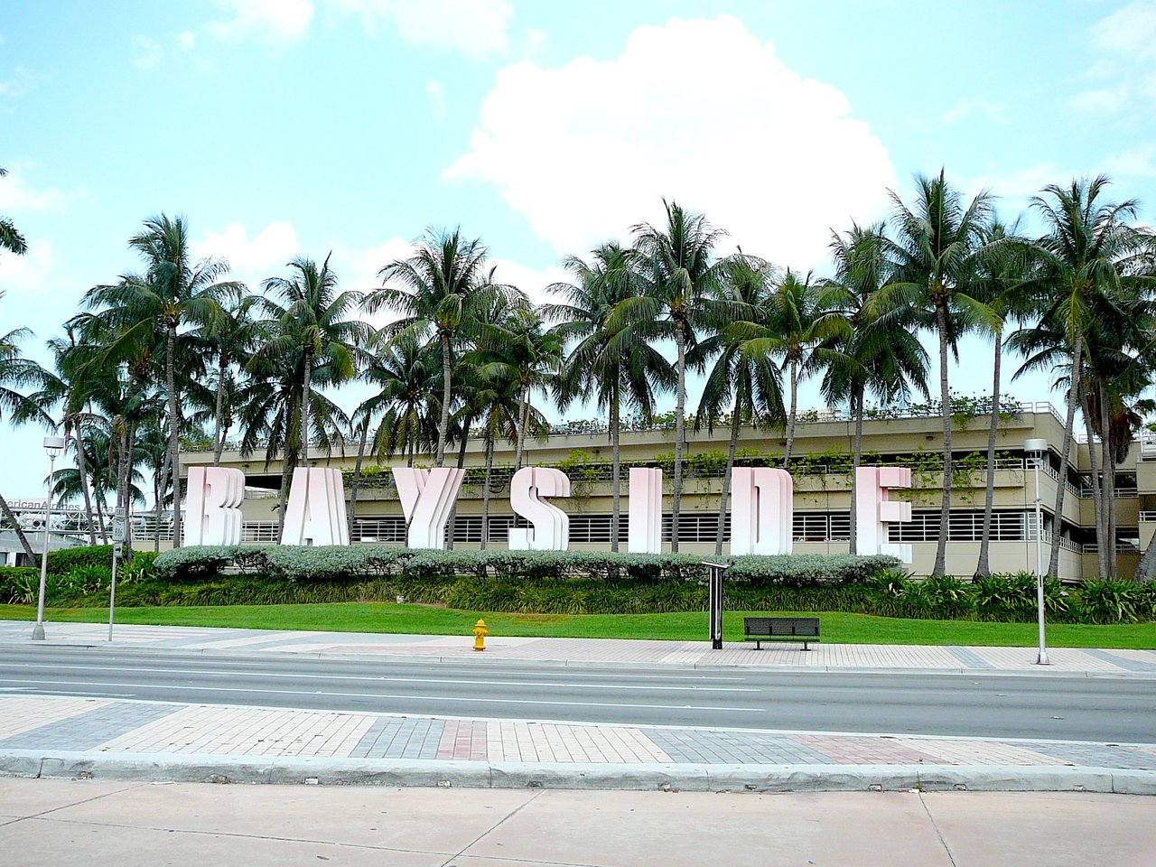 Bayside Marketplace at 401 Biscayne Boulevard in downtown Miami, the open-air waterfront mall where a large police response converged on the night of 1 January 2024.